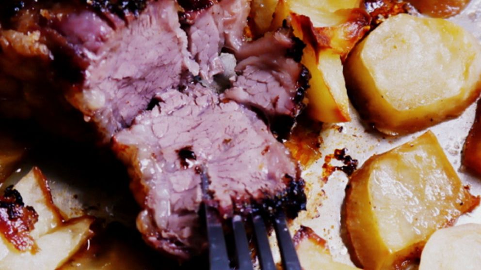 La tapa de asado al horno, para que salga tierna, tarda aproximadamente 2 horas en cocinarse.