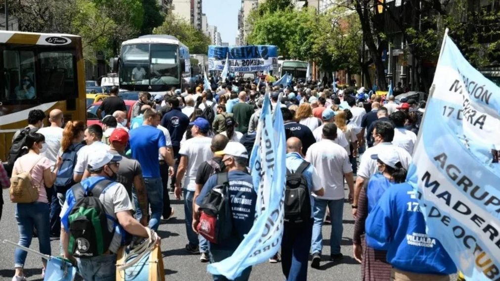 Miles de militantes se re�nen en Plaza de Mayo.