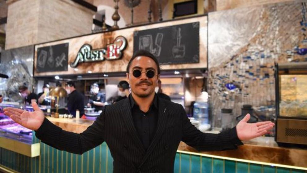 Salt Bae sigue causando revuelo en las redes.