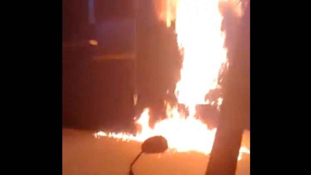 El momento del atentado contra el inmueble de la calle Mitre, entre Córdoba y Rioja.