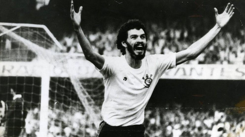 Sócrates, el espíritu de Corinthians y Brasil en la mitad de cancha.