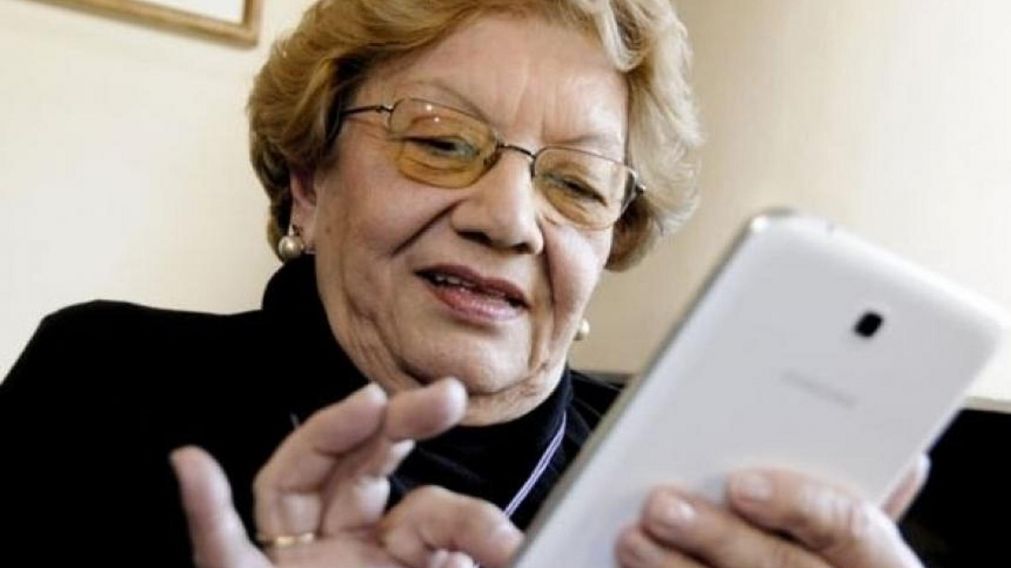 Los estafadores intentan aprovecharse de los ancianos. 