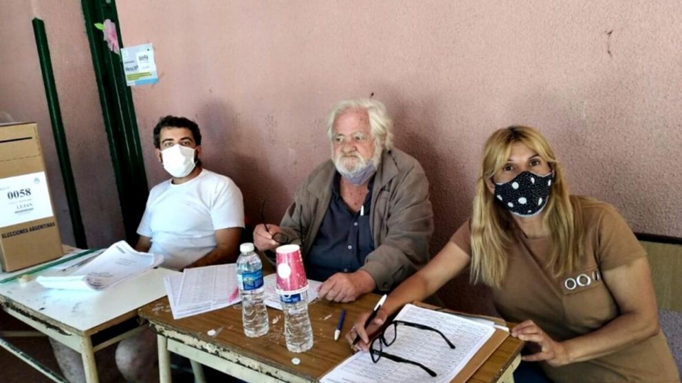 La presencia de Carlos Carrascosa en las elecciones legislativas no pas� desapercibida en la mesa 58 de una escuela de Luj�n. 