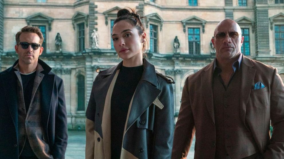 "The Rock" Dwayne Johnson, Gal Gadot y Ryan Reynolds son los protagonistas de Alerta Roja.