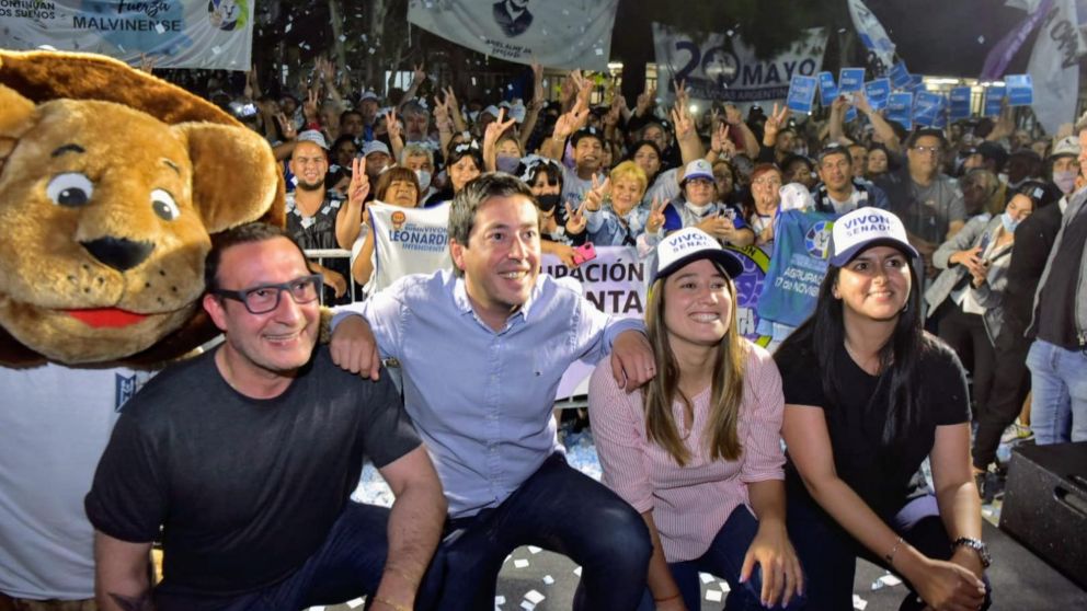 Leonardo Nardini junto al senador provincial Luis Vivona en los festejos por la victoria.