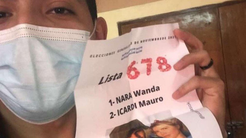 El joven se sacó una selfie con la boleta trucha en el cuarto oscuro.