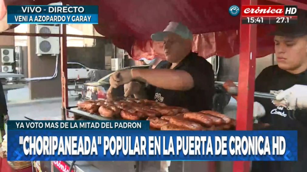 El búnker de Crónica explota de gente que asistió a Azopardo y Av. Juan de Garay para disfrutar de un chori.