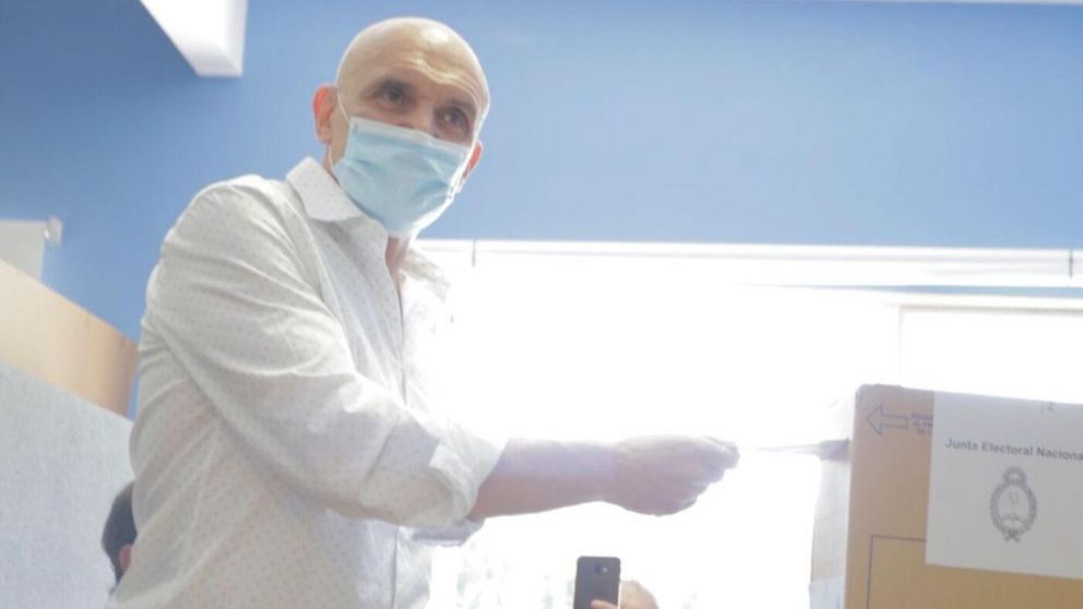 El candidato a diputado nacional de la provincia de Buenos Aires por Avanza Libertad José Luis Espert emitiendo su sufragio.