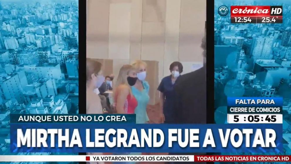 Tras sufragar, Mirtha Legrand se sac� fotos con sus fans (Cr�nica HD).