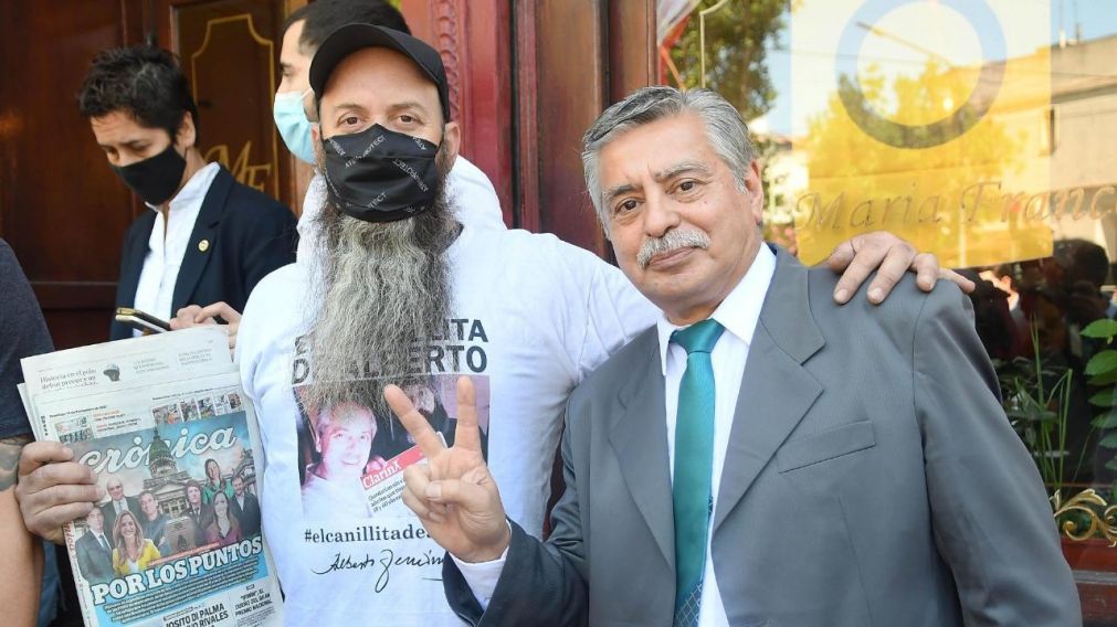 El canillita del Presidente junto al doble de Alberto Fern�ndez (Ruben Paredes/Cr�nica).
