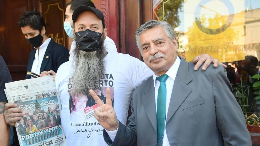 El canillita del Presidente junto al doble de Alberto Fernández (Ruben Paredes/Crónica).