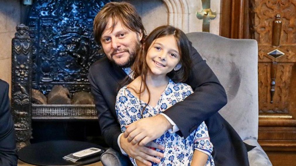 La ni�a acompa�� a Leandro Santoro a votar y fue celebrada por su acto de "solidaridad de g�nero".