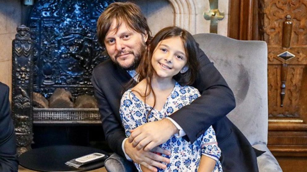 La niña acompañó a Leandro Santoro a votar y fue celebrada por su acto de "solidaridad de género".