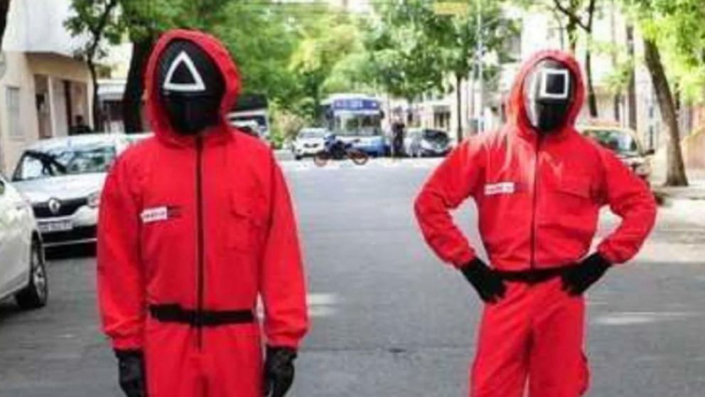 Los hombres aparecieron vestidos como los guardias del "Juego de calamar" y sorprendieron a todos.