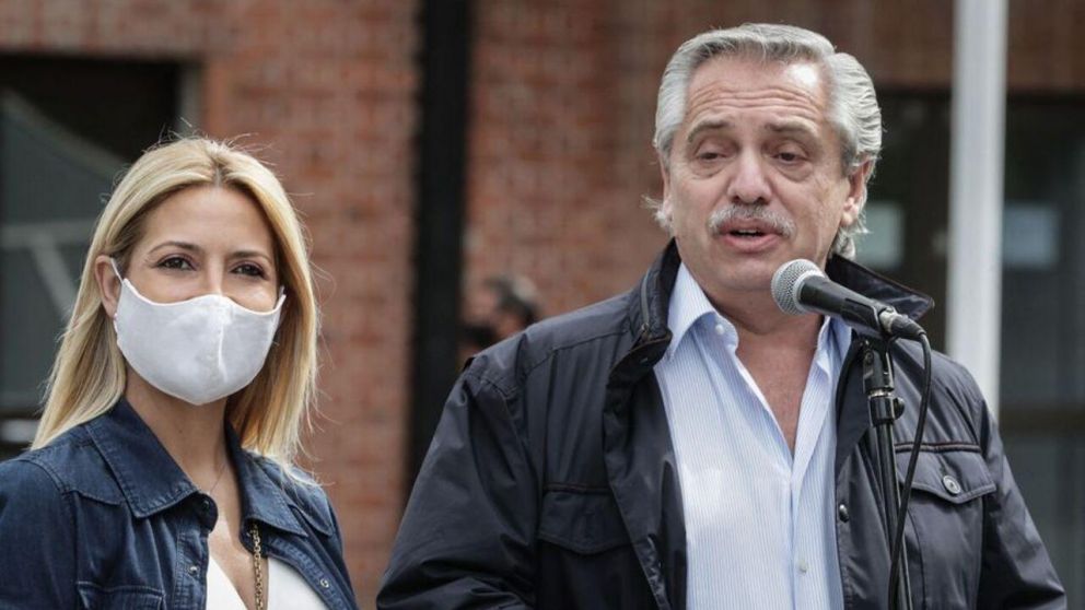 Alberto Fernández y Fabiola Yañez tras emitir sus votos.