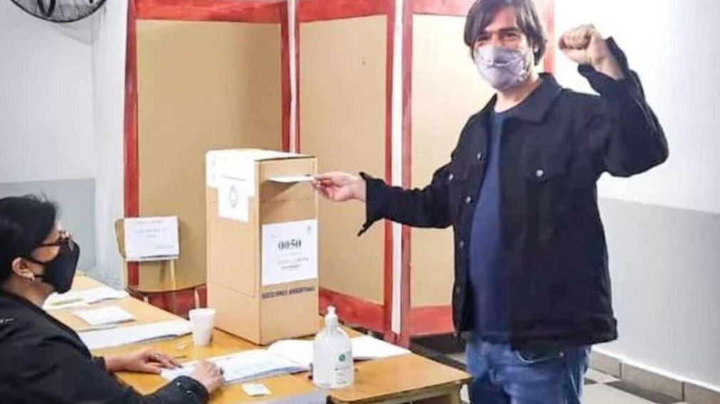 Nicolás Del Caño votó en la localidad bonaerense de Avellaneda (Twitter).