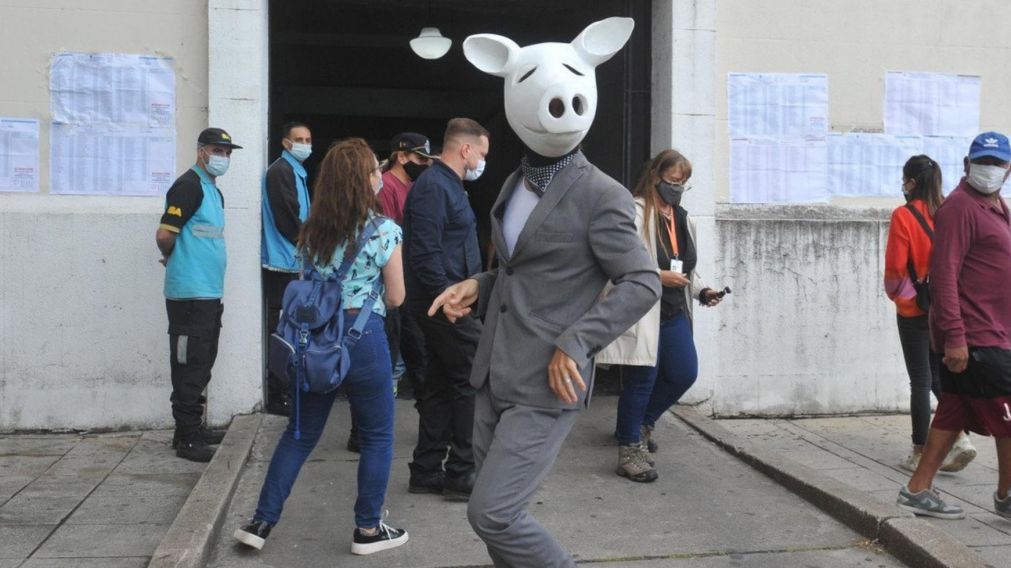 El falso candidato se acerc� a la facultad y bail� frente a las c�maras que esperaban a Larreta.