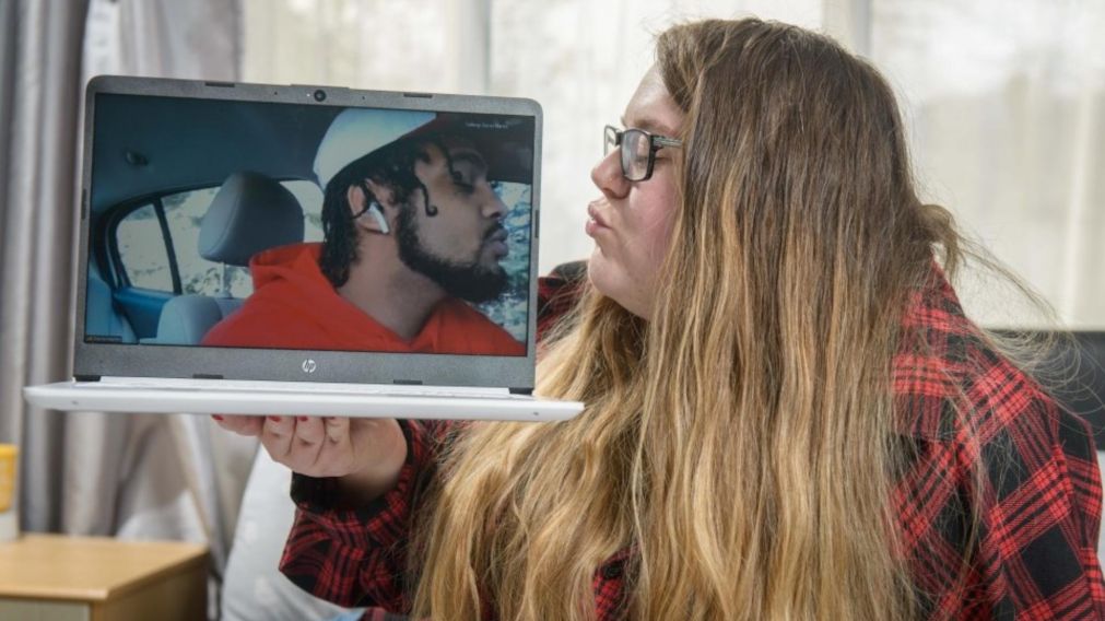 Ella desde el Reino Unido y él desde los Estados Unidos, oficiaron su boda a través de Zoom. (Cortesía The Sun)