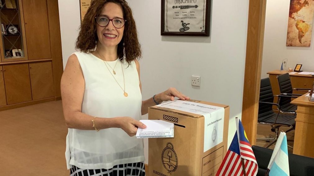 Cerca de 410 mil argentinos que viven en el exterior est�n habilitados para votar este domingo(Twitter).
