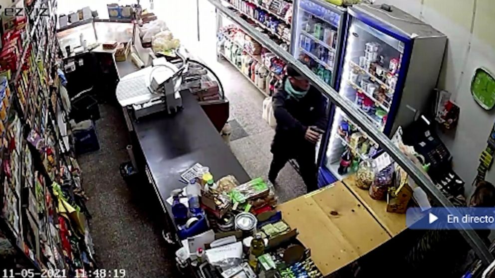 El violento robo ocurrió en una fiambrería en Morón (Captura de pantalla).