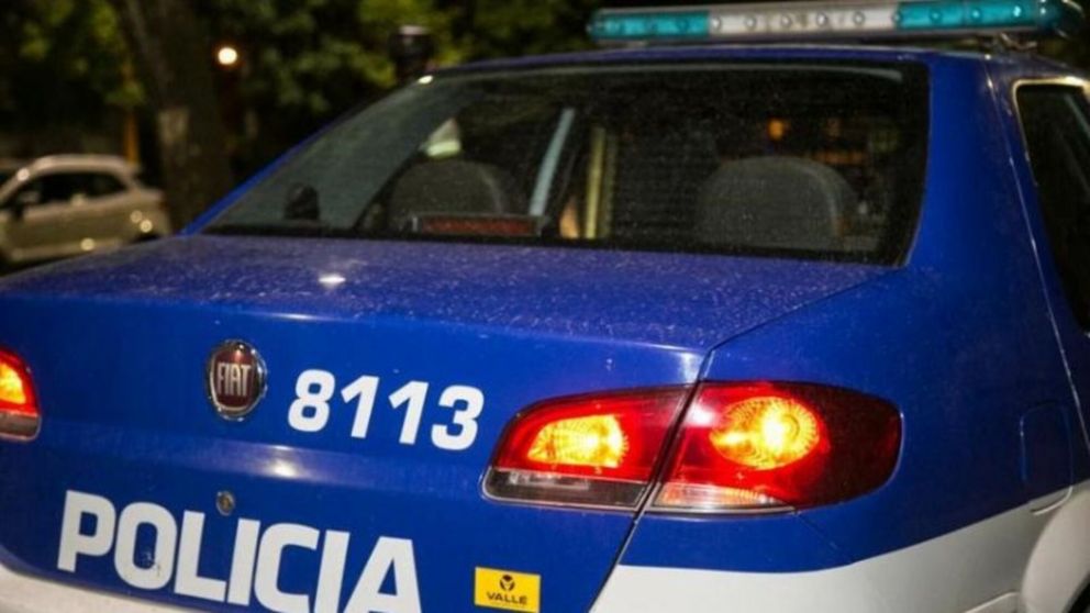 Un policía sufrió un ACV dentro del patrullero.