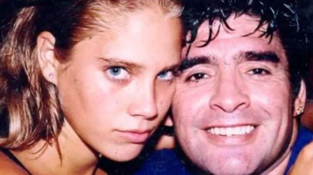 Mavys Álvarez junto a Diego Maradona.