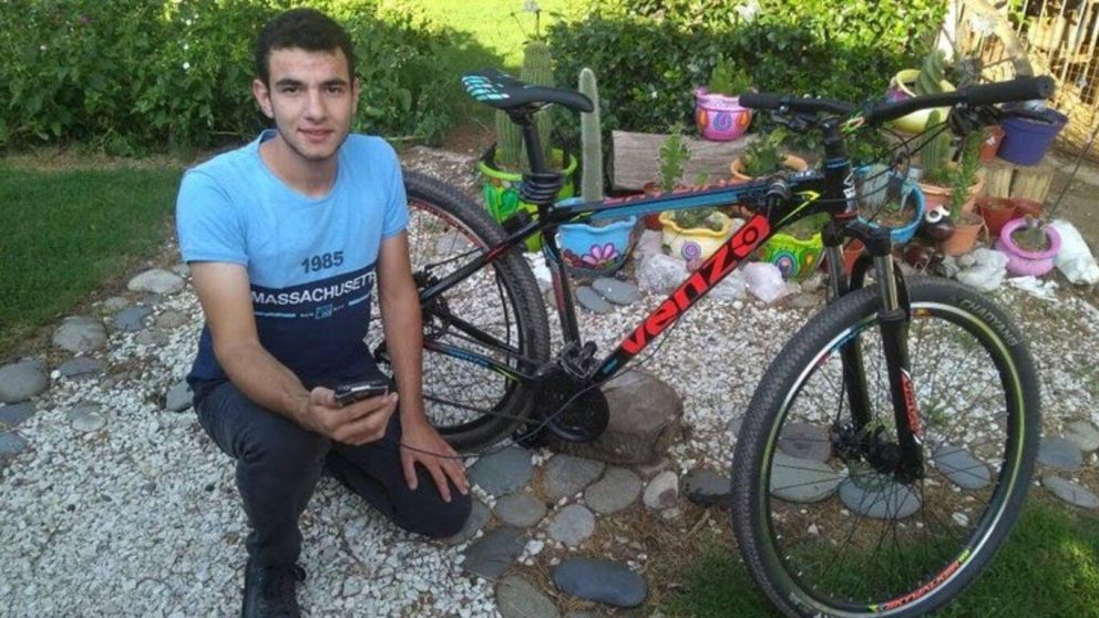 Joel Príncipe adaptó una bicicleta fija para ser un cargador de celular.