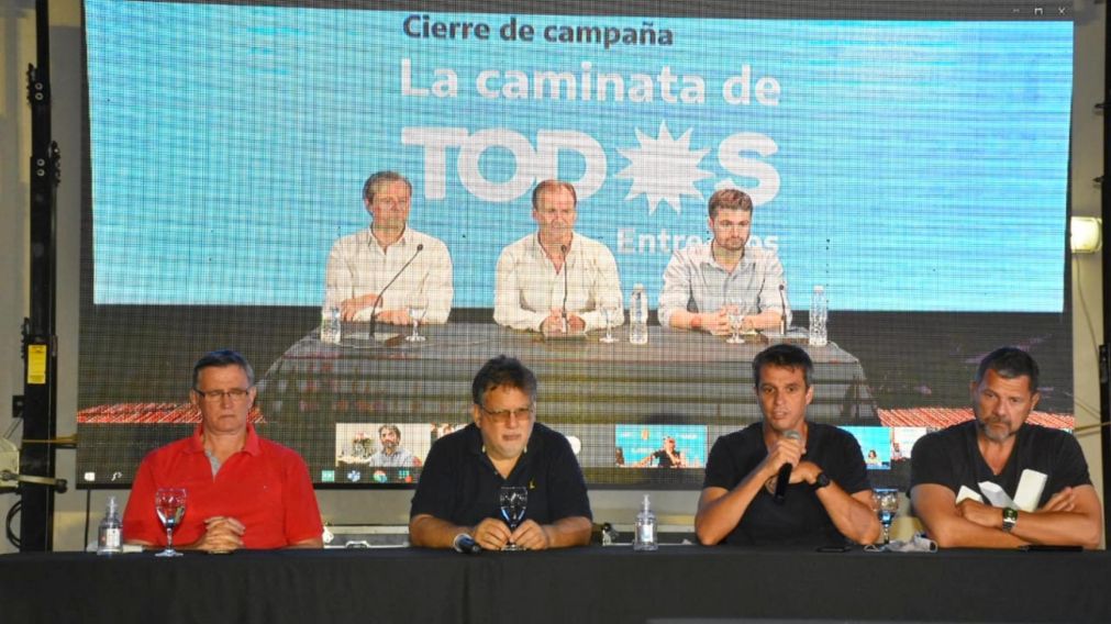 El gobernador Bordet apoyó a los candidatos del FdT en el acto de cierre de campaña.