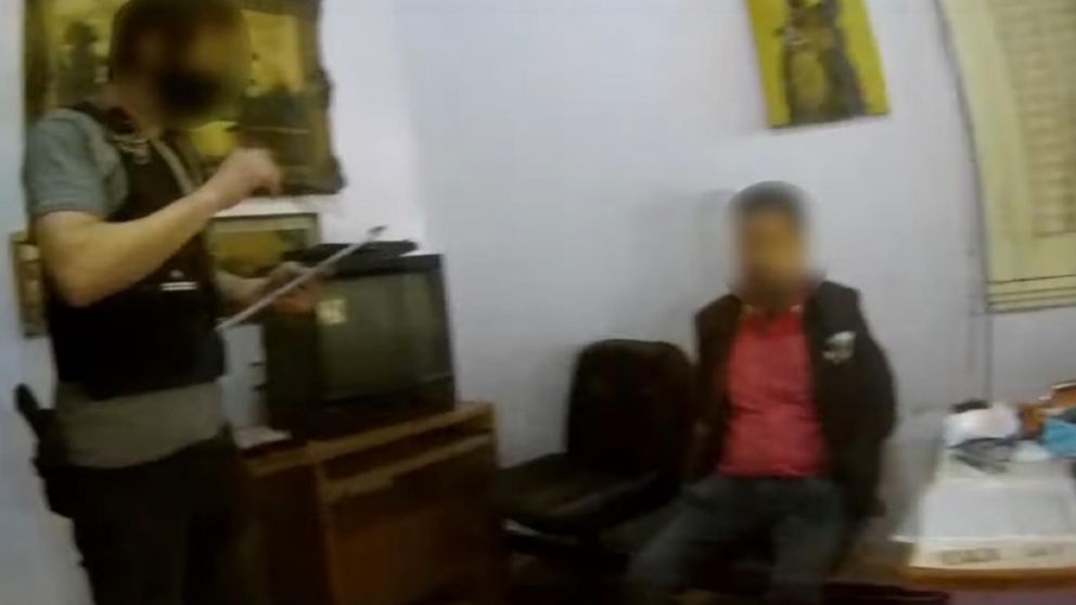 El momento del arresto del falso representante artístico.