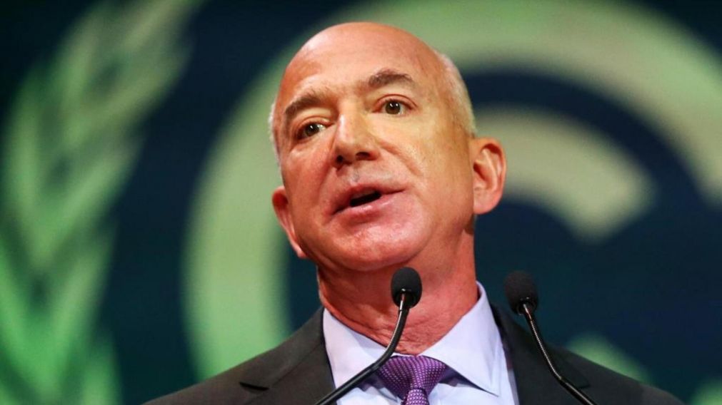 Jeff Bezos, el ex CEO de Amazon, le respondió a DiCaprio a través de un tuit.