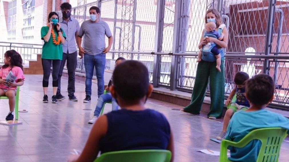 La medida entra en vigencia este lunes en todas las escuelas de la provincia de Buenos Aires.