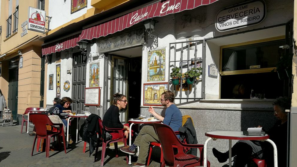 Quisieron irse sin pagar de un bar, pero terminaron avergonzados por una amable señora (imagen ilustrativa).