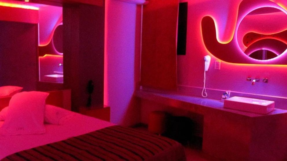 La pareja afirma que una aparición sobrenatural interrumpió su encuentro sexual.