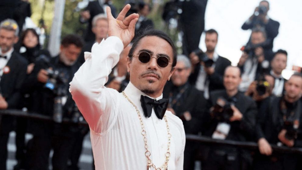 Salt Bae abrió una sucursal de su cadena de restaurantes en Londres y busca cocineros.