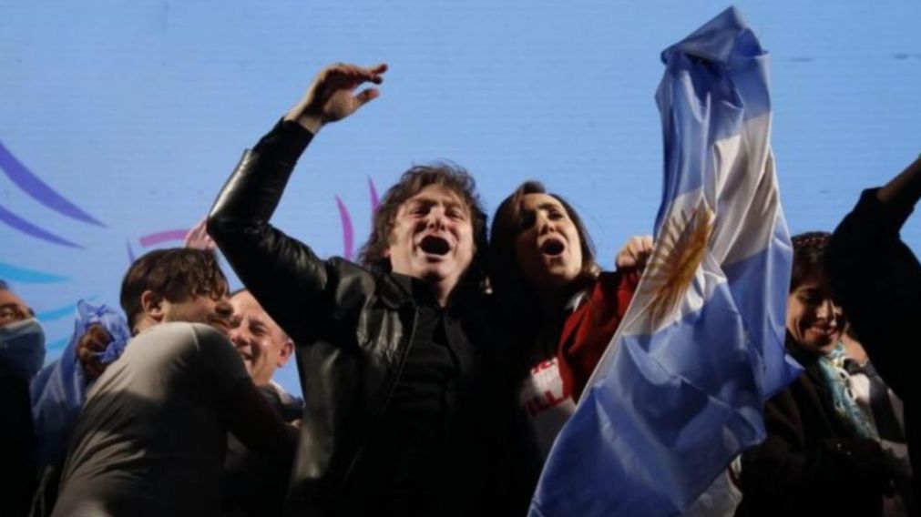 Milei junto a su compañera de lista por La Libertad Avanza, Victoria Villarruel, durante su cierre de campaña (Diario con Vos).