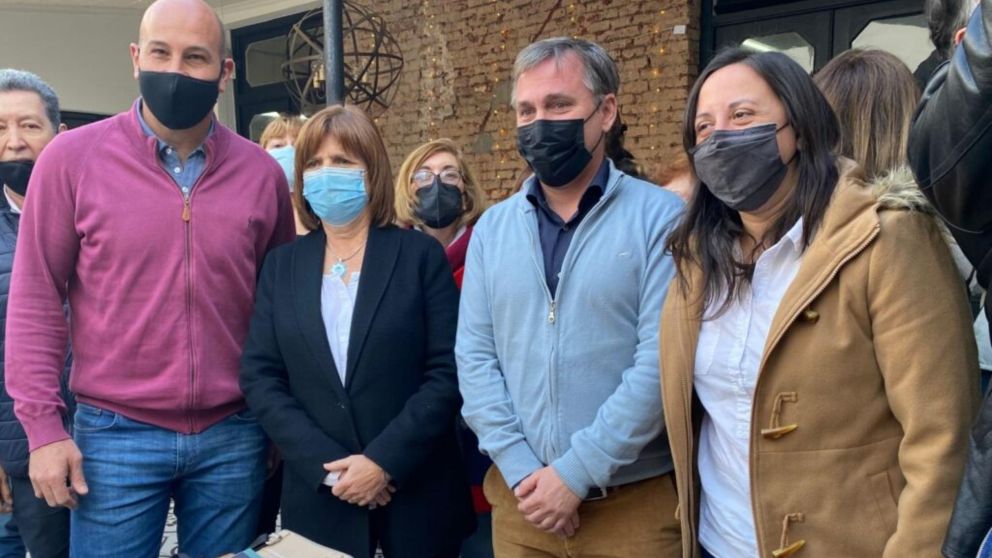 Chiodo (centro), acompañando a Patricia Bullrich y a Martiniano Molina en una recorrida de campaña (gentileza Centro Informativo Quilmes).
