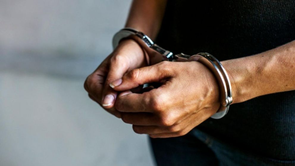 El sospechoso fue capturado por los funcionarios policiales.