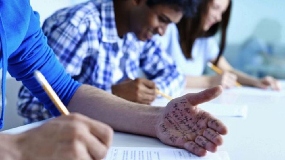 Un joven estudiante de secundaria fue felicitado por su profesora al intentar engañarla en un trabajo práctico. (Imagen ilustrativa)