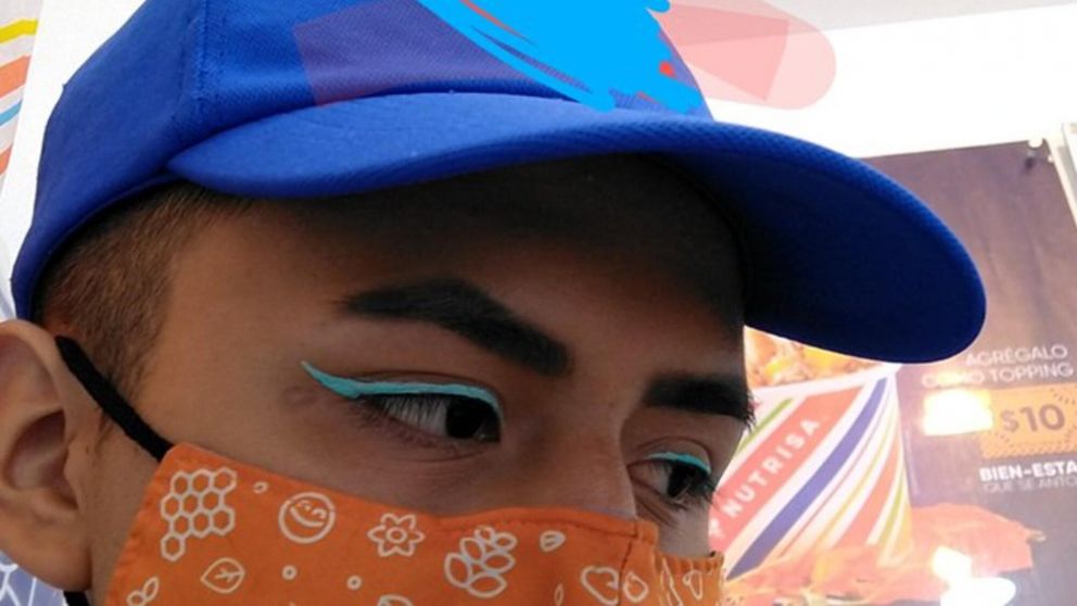 El joven discriminado por usar maquillaje en el trabajo.