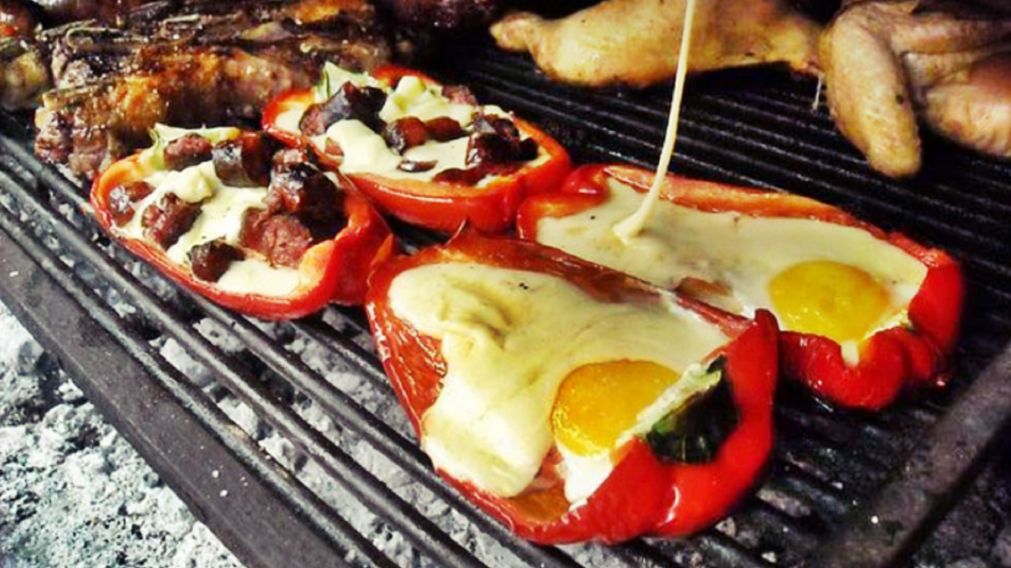 Para el asado: cómo preparar morrones con huevo a la parrilla tiernos y sabrosos.