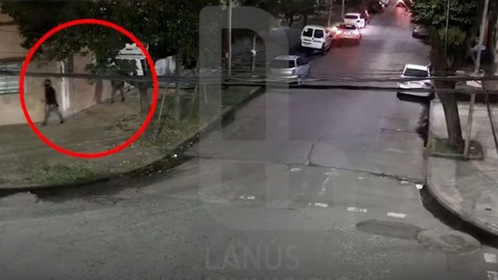 El momento en que los ladrones hu�an del lugar donde asesinaron a Daniel Alejandro Blanco (58).