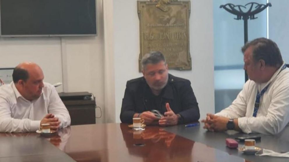 Pablo Ceriani, Víctor Santa María y Pablo Biro, durante la firma del convenio.