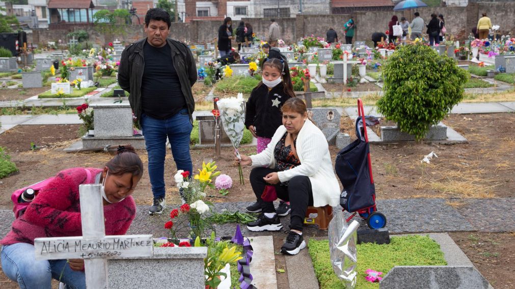 Unas 50 mil personas acudieron al cementerio del barrio porteño de Flores por el Día de los Difuntos (Télam)