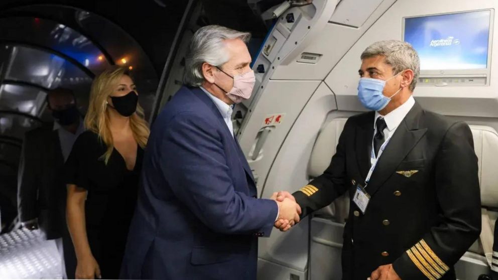 Alberto Fernández comenzó su viaje de regreso al país tras las cumbres del G20 y de la COP26.