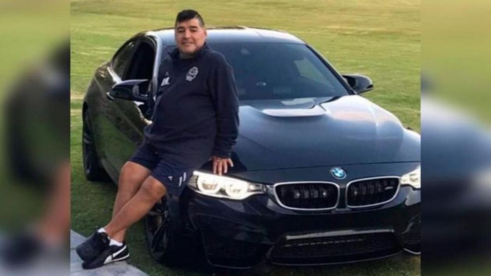 Diego Maradona con su BMW tasado en 220 mil dólares.