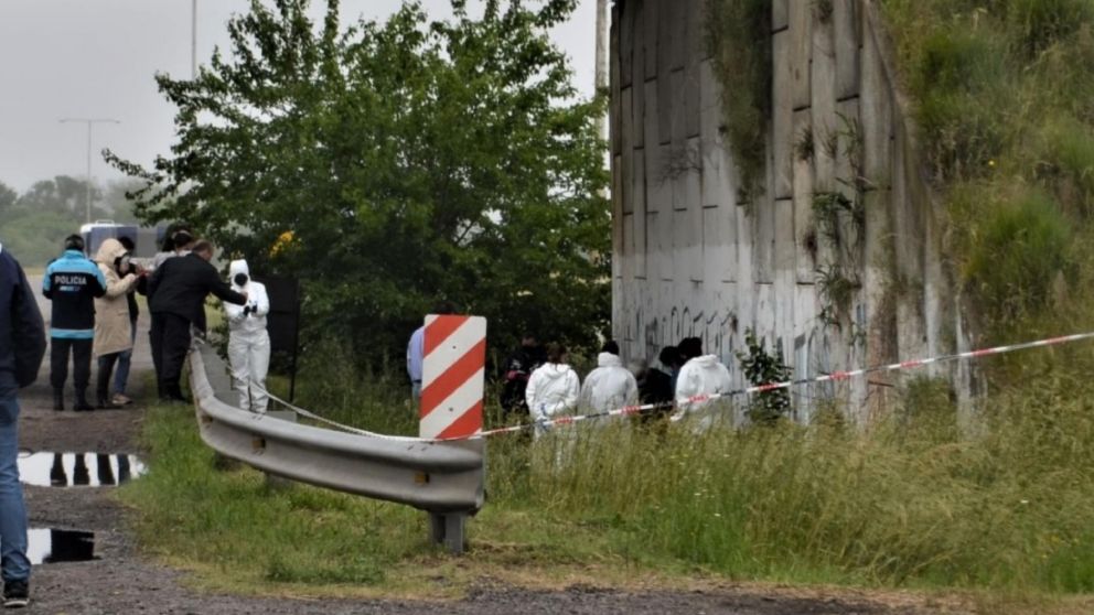 Los investigadores policiales trabajaron el lugar del hallazgo. (Cr�dito: La Raz�n de Chivilcoy).