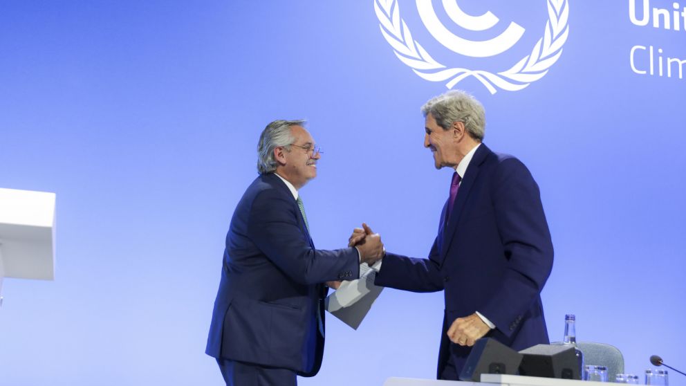 Alberto Fernández saluda a John Kerry, enviado especial de Estados Unidos para el Clima.