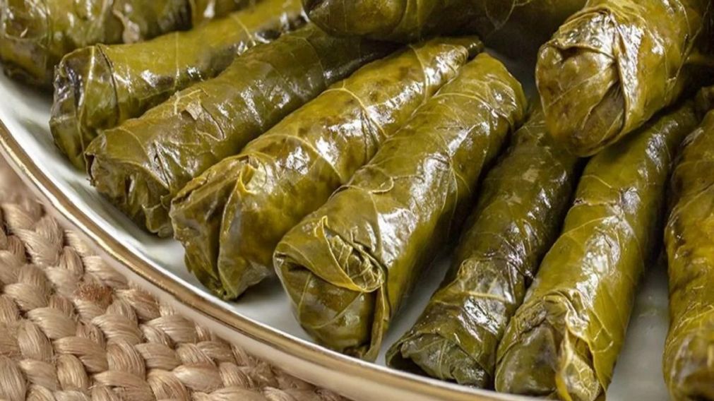 Niños envueltos en hoja de parra o en carne.