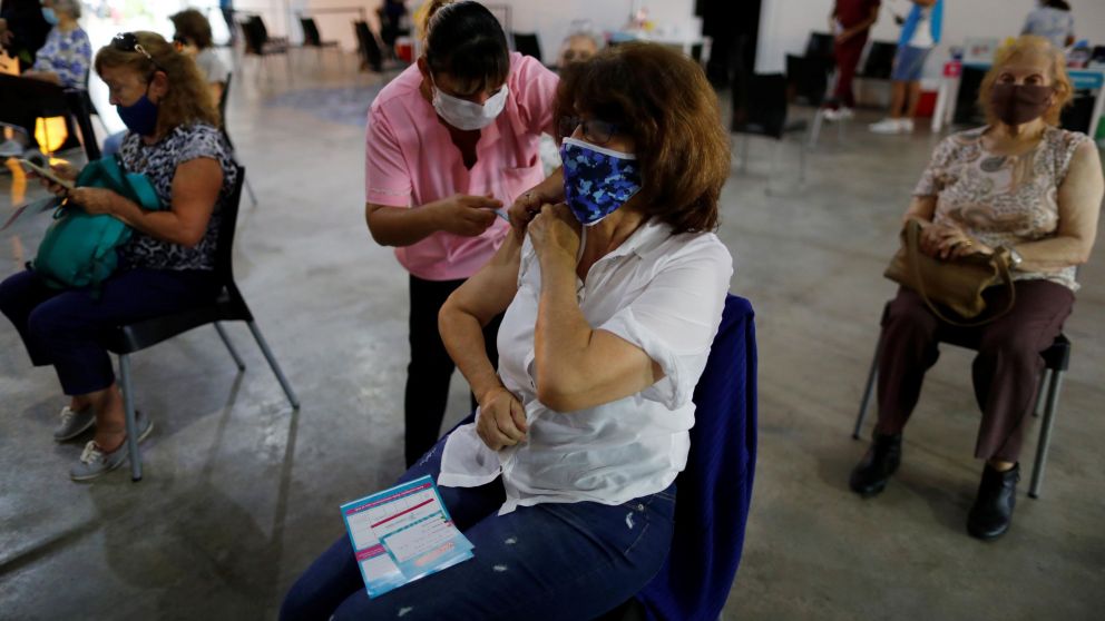 "Estos resultados sugieren la necesidad de implementar estrategias de vacunación masiva con las vacunas que cada país tiene disponibles en el menor tiempo posible", señalaron los autores del estudio.