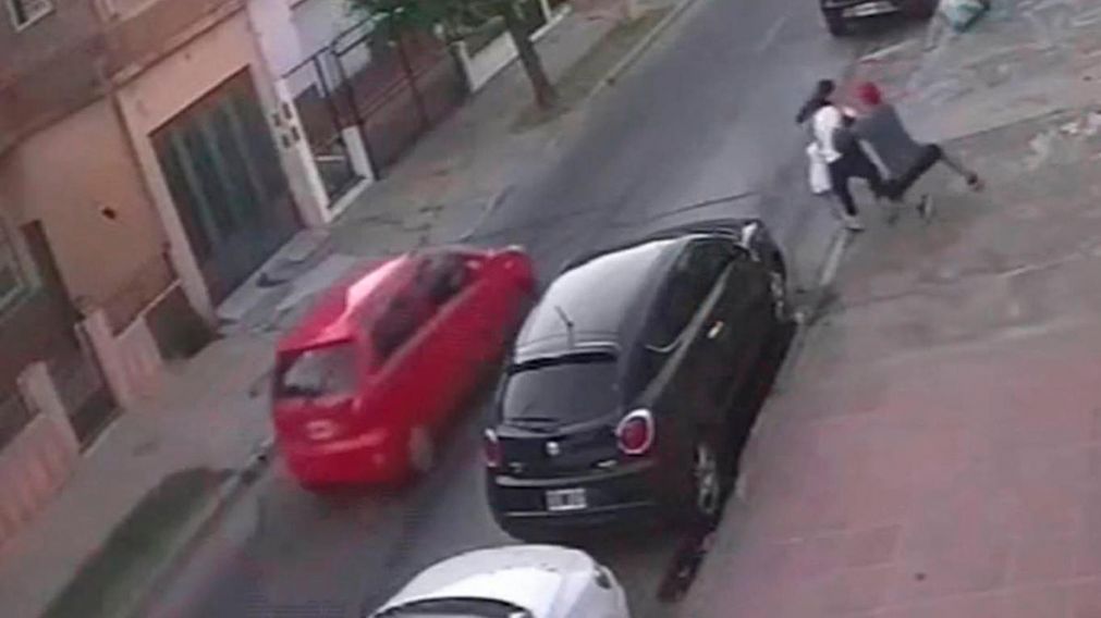 El momento en que madre e hijo son atacados por uno de los delincuentes en Lomas del Mirador (Captura de video).